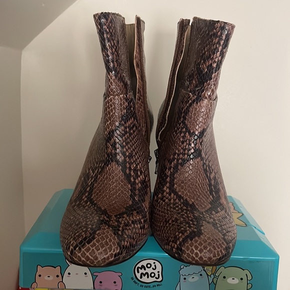 Ann Taylor genuine leather ankle boots in Women’s 9 1/2. - Picture 4 of 4